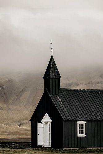 Budakirkja - die schwarze Kirche Islands im Nebel.