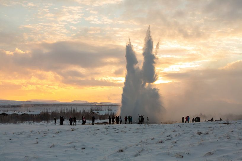 Strokkur geiser op IJsland van Menno Schaefer