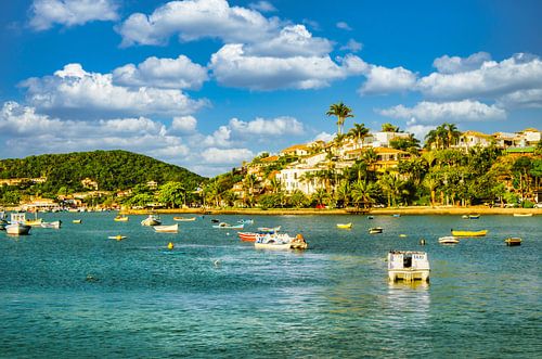 Boten in de baai bij Buzios aan de Costa do sol in Brazilië