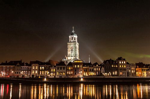 Deventer bij nacht over de Ijssel met de Lebuinuskerk