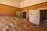 Kamer met duin in Kolmanskop, spookstad in de woestijn van Felix Sedney thumbnail