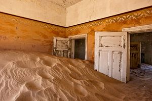 Kamer met duin in Kolmanskop, spookstad in de woestijn van Felix Sedney