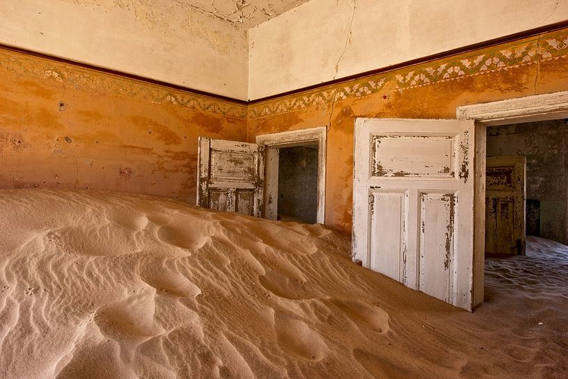 Kamer met duin in Kolmanskop, spookstad in de woestijn van Felix Sedney