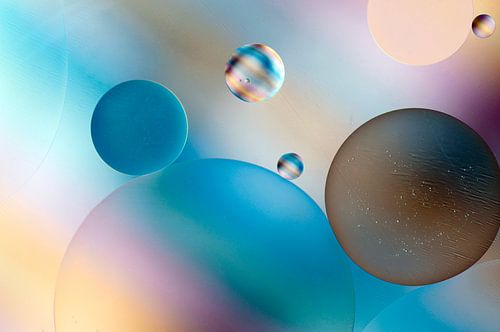 Druppels olie op water