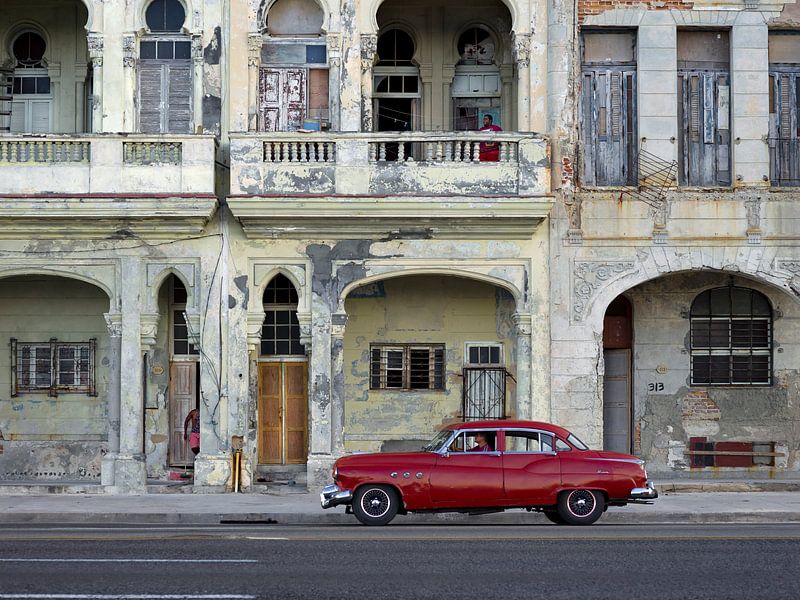 Klassieke Amerikaanse auto op Malecón in Havana Cuba. van Maurits van Hout