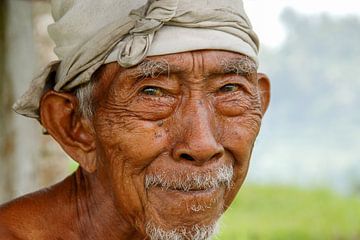 portret oude man, Bali, Indonesie van Jan Fritz