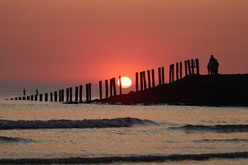 Magnifique coucher de soleil au bord de la mer. sur Wendy Hilberath