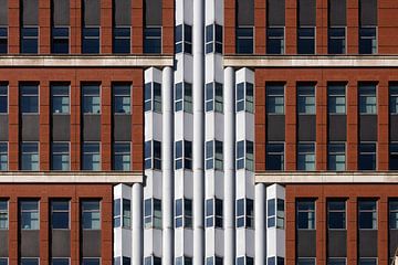 Bürofassade mit symmetrischen Elementen von Cobi de Jong