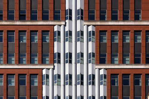 Kantoorgevel met symmetrische elementen