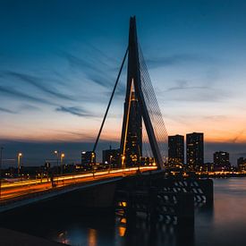 Rotterdamer Skyline mit der Erasmusbrücke bei Sonnenuntergang von Arthur Scheltes