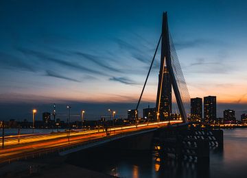Rotterdamse Skyline met de Erasmusbrug bij zonsondergang van Arthur Scheltes