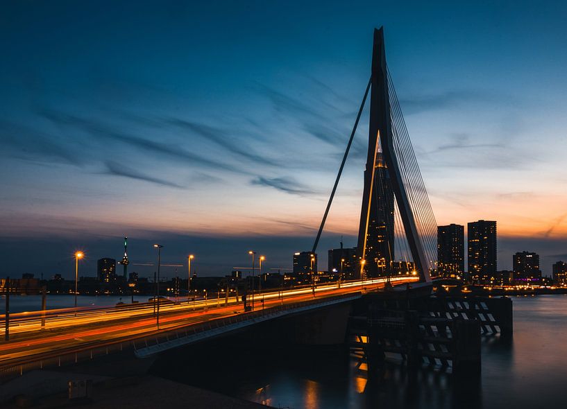 Rotterdamer Skyline mit der Erasmusbrücke bei Sonnenuntergang von Arthur Scheltes