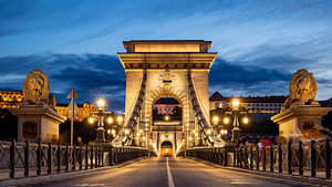Die Kettenbrücke über der Donau in Budapest