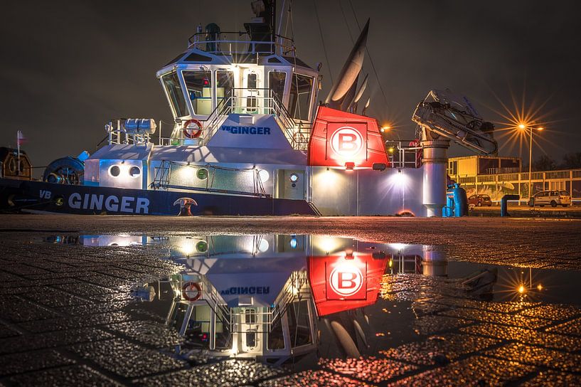 Sleepboot VB Ginger reflectie van Jan Georg Meijer