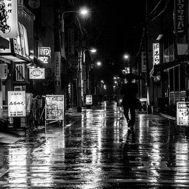 straat in Tokio tijdens een regenachtige nacht van Marleen Dalhuijsen