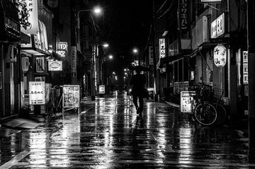 straat in Tokio tijdens een regenachtige nacht
