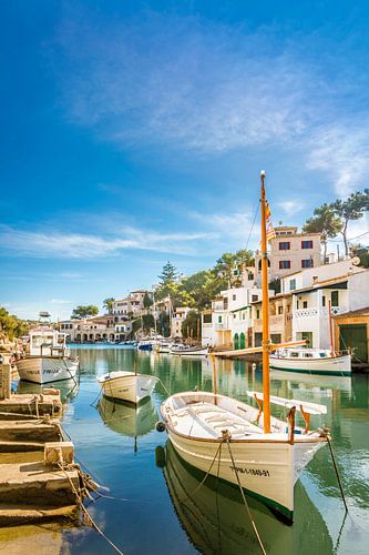 Traditionele Mallorcaanse boten in de haven van Cala Figuera, Mallorca