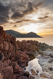 Felsküste im goldenen Abendlicht, Korsika von Jeroen Kleiberg