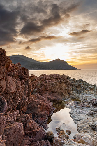 Rotskust in het gouden avondlicht, Corsica