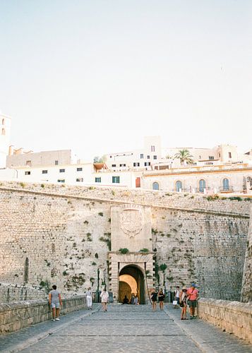 Ibiza stad toegangspoort | Analoge reisfotografie op print | Moderne muurkunst gemaakt in Ibiza, Spa
