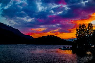 Noors fjord, bij felgekleurde zonsondergang van Anne Ponsen