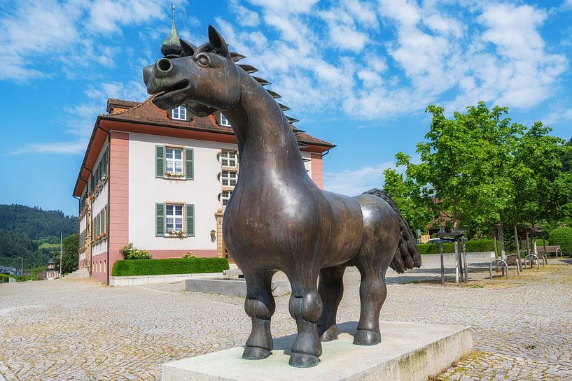 Sculpture équestre sur la place de la mairie de Münstertal Forêt-Noire par Photo Art Thomas Klee