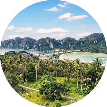 Uitzicht over het eiland Phi Phi in Thailand van Bernd Hartner