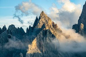 les sommets accidentés des Dolomites dans la lumière du soir sur Leo Schindzielorz