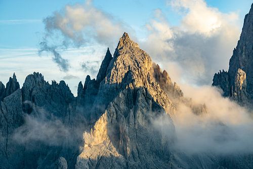 ruige bergtoppen in de Dolomieten in het avondlicht