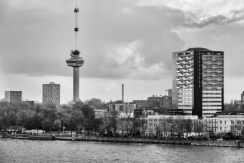Foto van de Euromast in zwart-wit