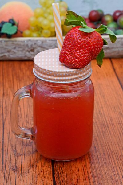Erdbeer-Wacholder-Tonic-Limonade im Glas von Babetts Bildergalerie
