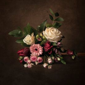 Pièce d'exposition dans des tons blancs et roses sur une étagère sur Mariska Vereijken