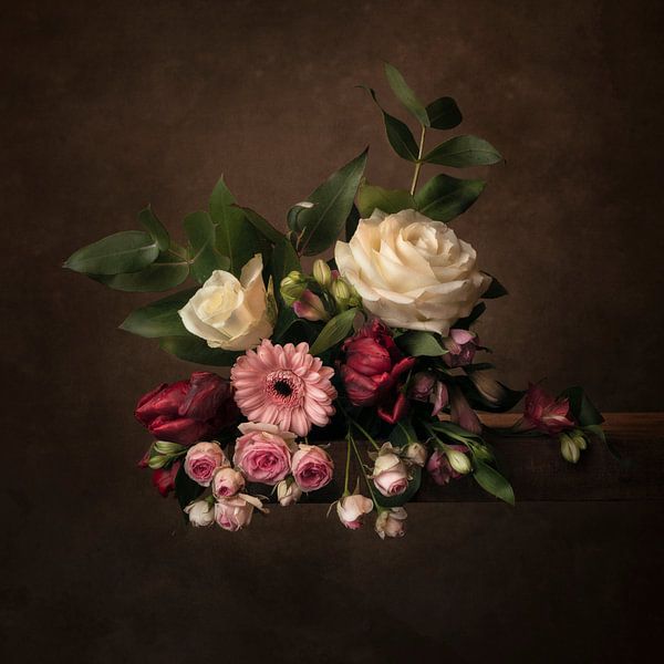 Pièce d'exposition dans des tons blancs et roses sur une étagère par Mariska Vereijken