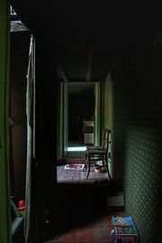 Een enge verlaten gang in een verlaten huis by Melvin Meijer