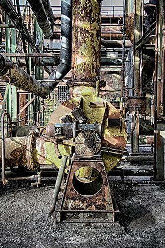 Alter Kessel in verlassener Fabrik