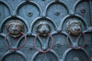 Heurtoirs sur la porte de la basilique Saint-Marc à Venise, Italie, avec des têtes de lion en bronze sur Joost Adriaanse
