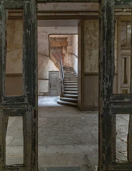 Escalier abandonné dans une ancienne usine sidérurgique par Robert Van den Bragt