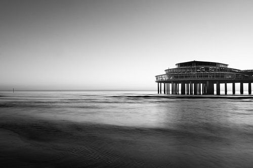 Monochromer Pier in der Abenddämmerung