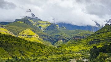 Nuages sur montagnes vertes sur Gerben Kolk