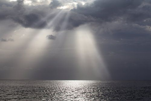 Sonnenstrahlen über dem Atlantik in Suriname von rene marcel originals