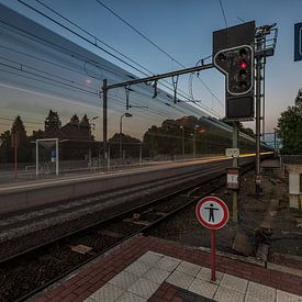 Opgelet spoor 2 "Doorrijdende trein". by Paul De Kinder