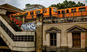 U-Bahn de Berlin orange — viaduc & graffitis