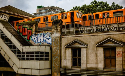 Berliner U-Bahn in Orange – Viadukt & Graffiti