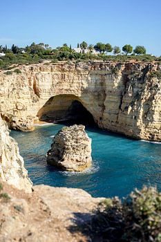 Höhle und Klippe an der Atlantikküste