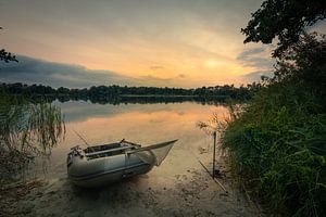 Fischerboot auf dem Wasser und Sonnenuntergang