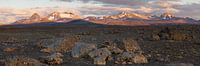Panorama - Paysage de pierre sombre chaîne de montagnes dans la lumière du soir par Ralf Lehmann Aperçu