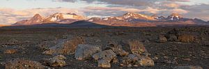 Panorama - Dunkle Steinlandschaft Bergkette im Abendlicht