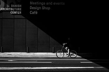Danemark, Copenhague, femme à vélo