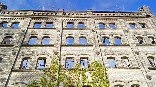 Ruïne van het pakhuis van het molencomplex Böllberg in Halle in Duitsland