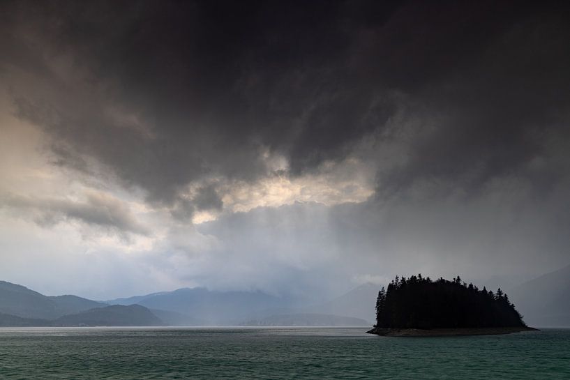 Onweerssfeer aan de Walchensee van Andreas Müller